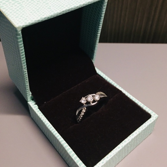 Women’s Ring 1/3CT. T.W. Diamond 10K White Gold - Picture 1 of 3